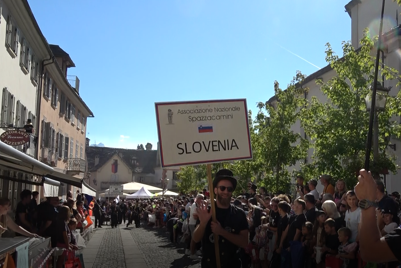 Con la gita a Orta San Giulio terminato il raduno internazionale degli spazzacamini