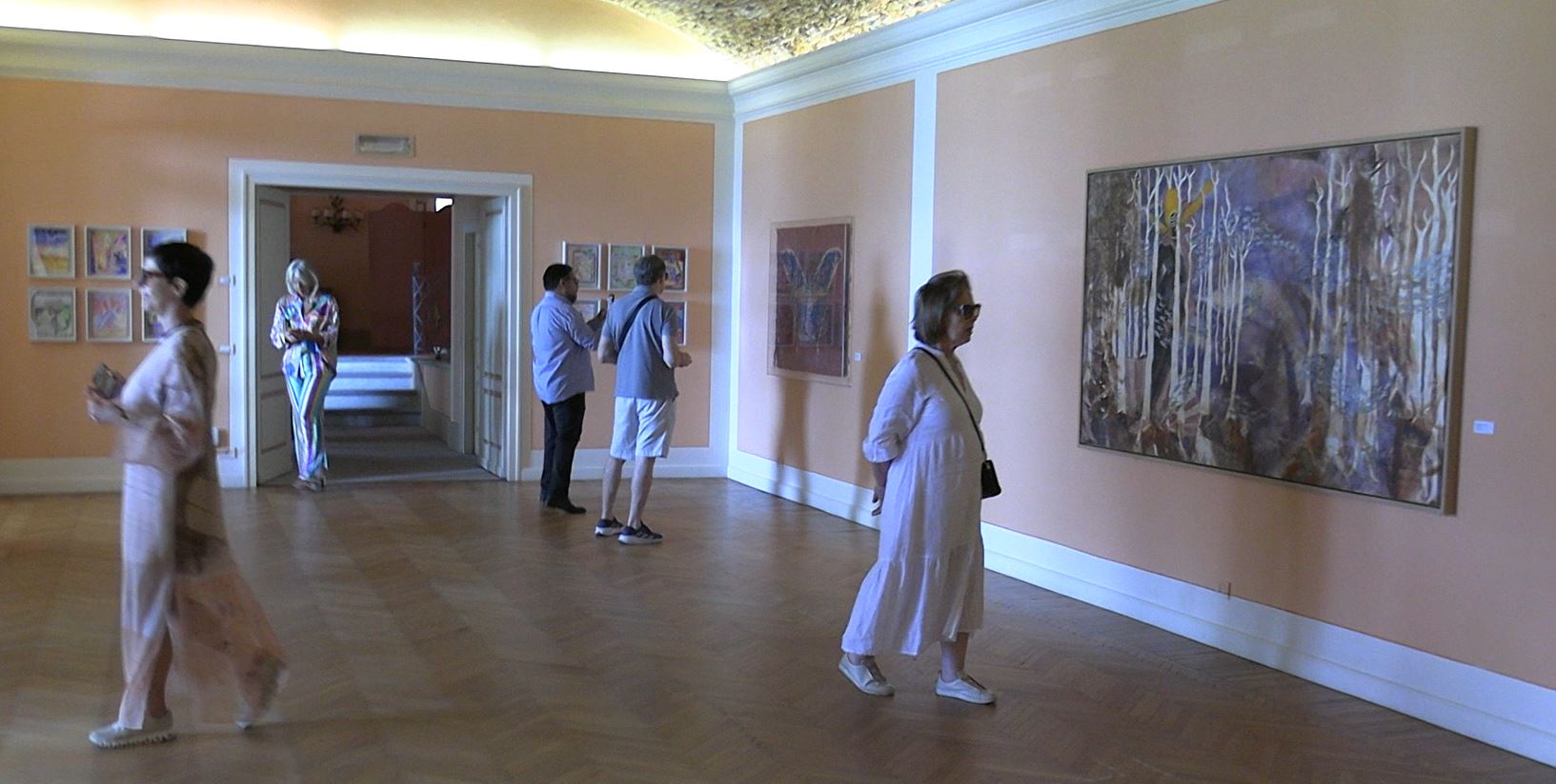 Inaugurata la personale di Christina Oiticica all'Hotel Majestic di Verbania con un'opera plasmata dal Lago Maggiore