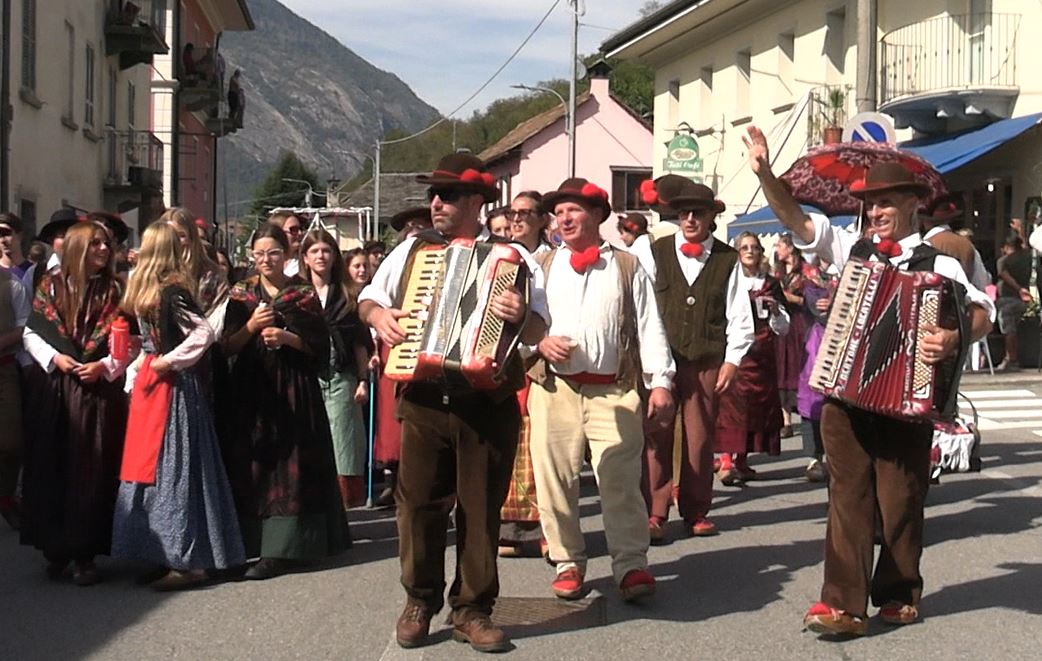 Un successo la sfilata per la 99° Festa dell'Uva di Masera, una bella giornata e tanto pubblico