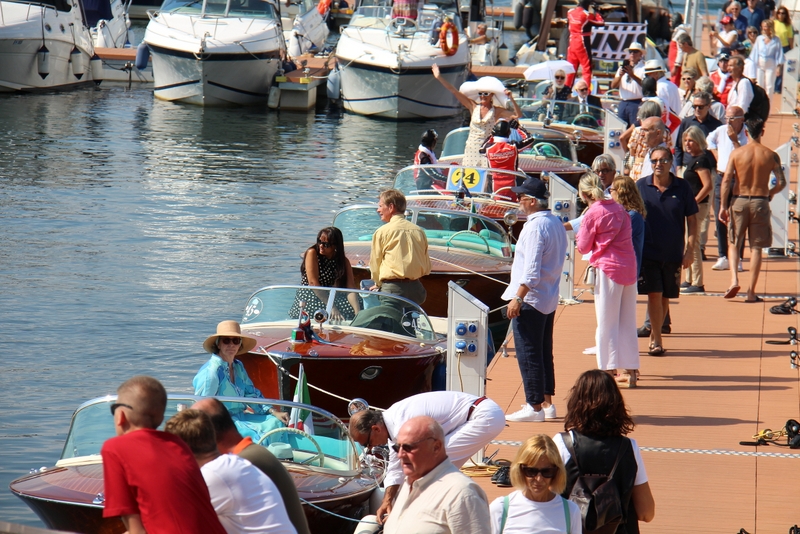Trofeo Carlo Riva presso la Marina di Lisanza, i motoscafi più belli del mondo sul Lago Maggiore