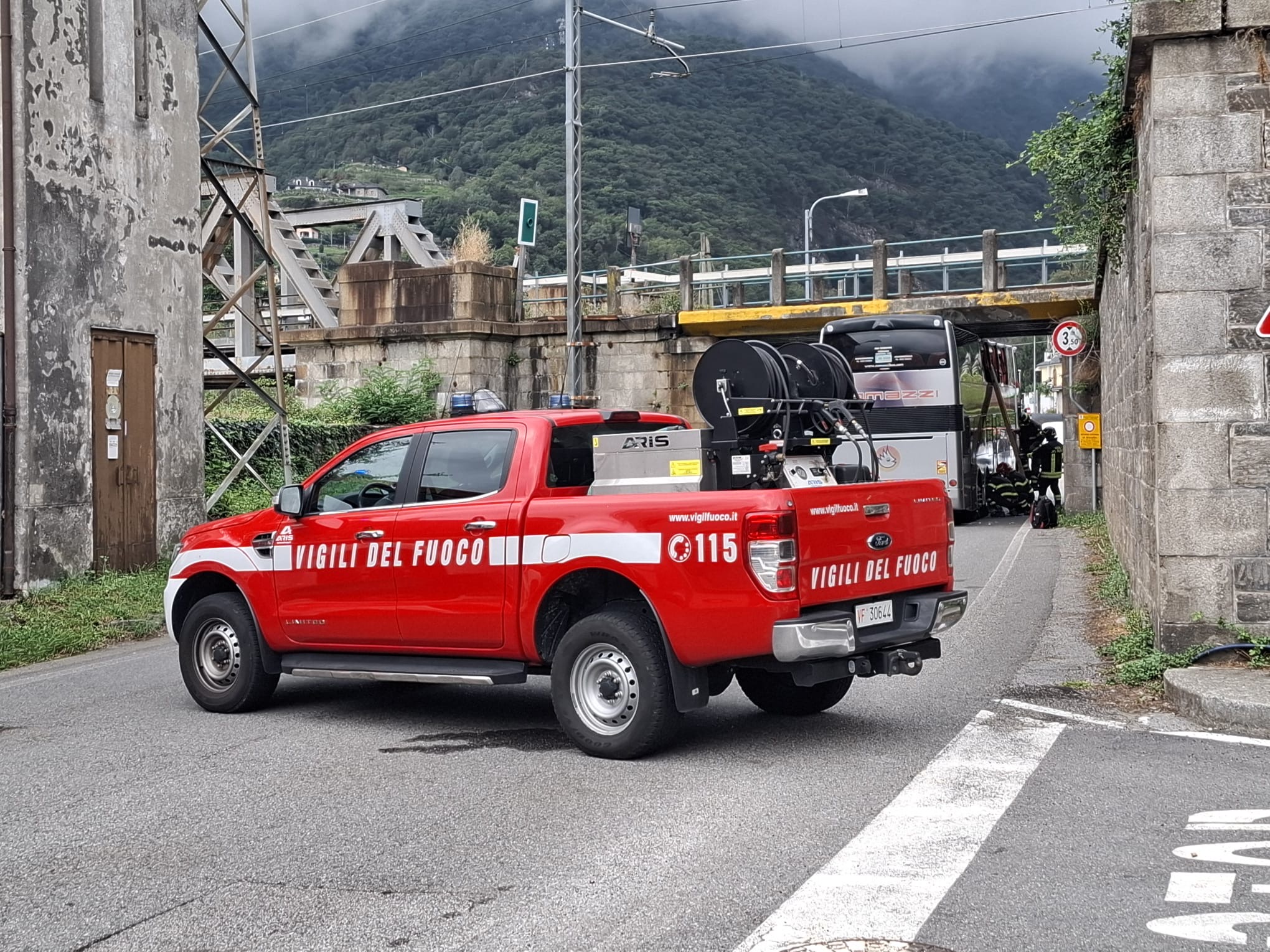 Piedimulera, bus incastrato sotto il ponte ferroviario