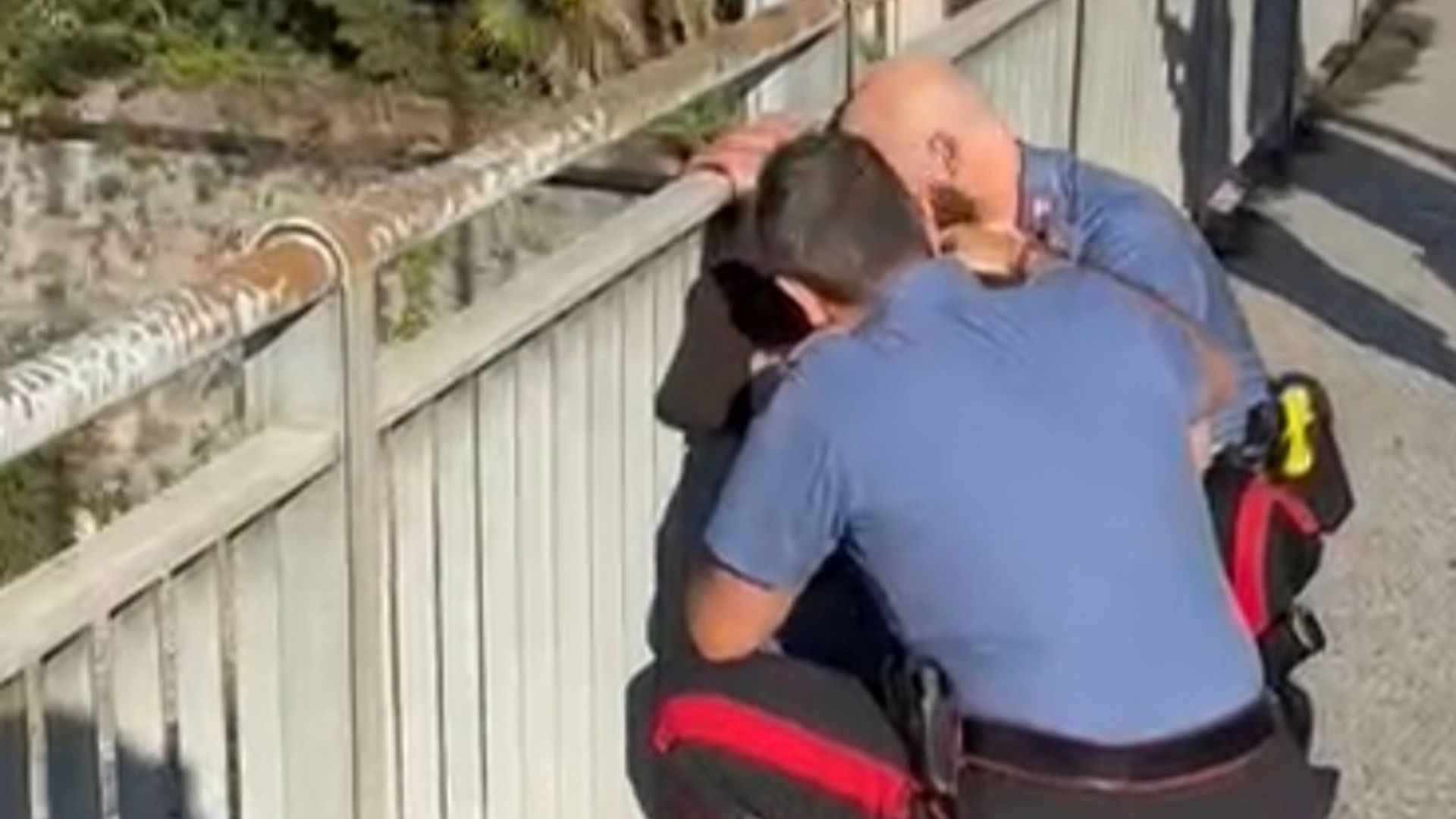 La paura sul ponte, poi l'intervento dei Carabinieri: 39enne messo in salvo