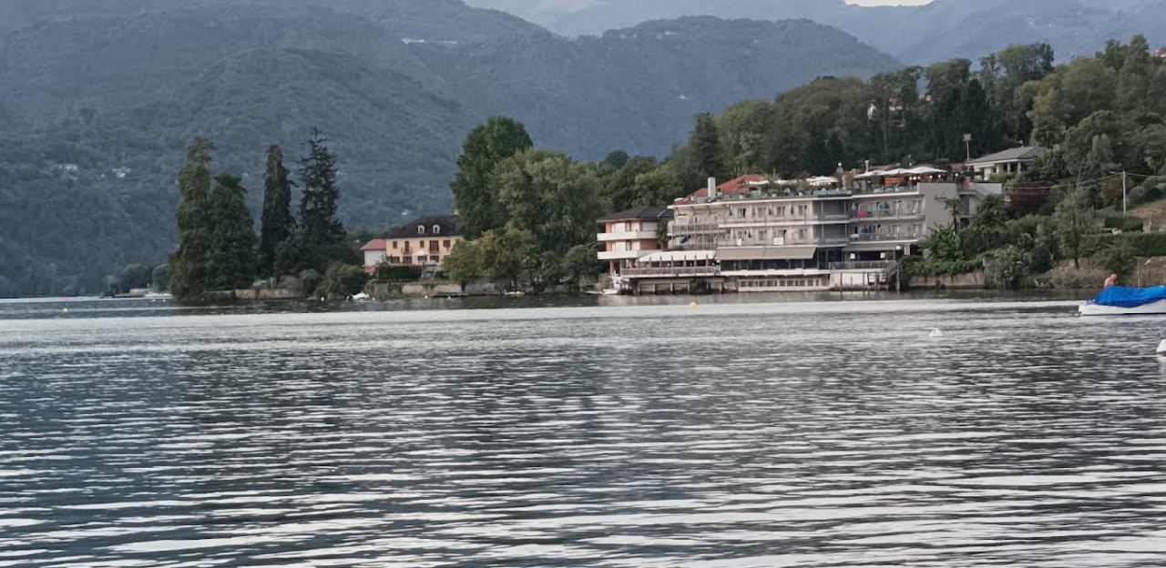 Pettenasco : scontro tra un motoscafo e un sup