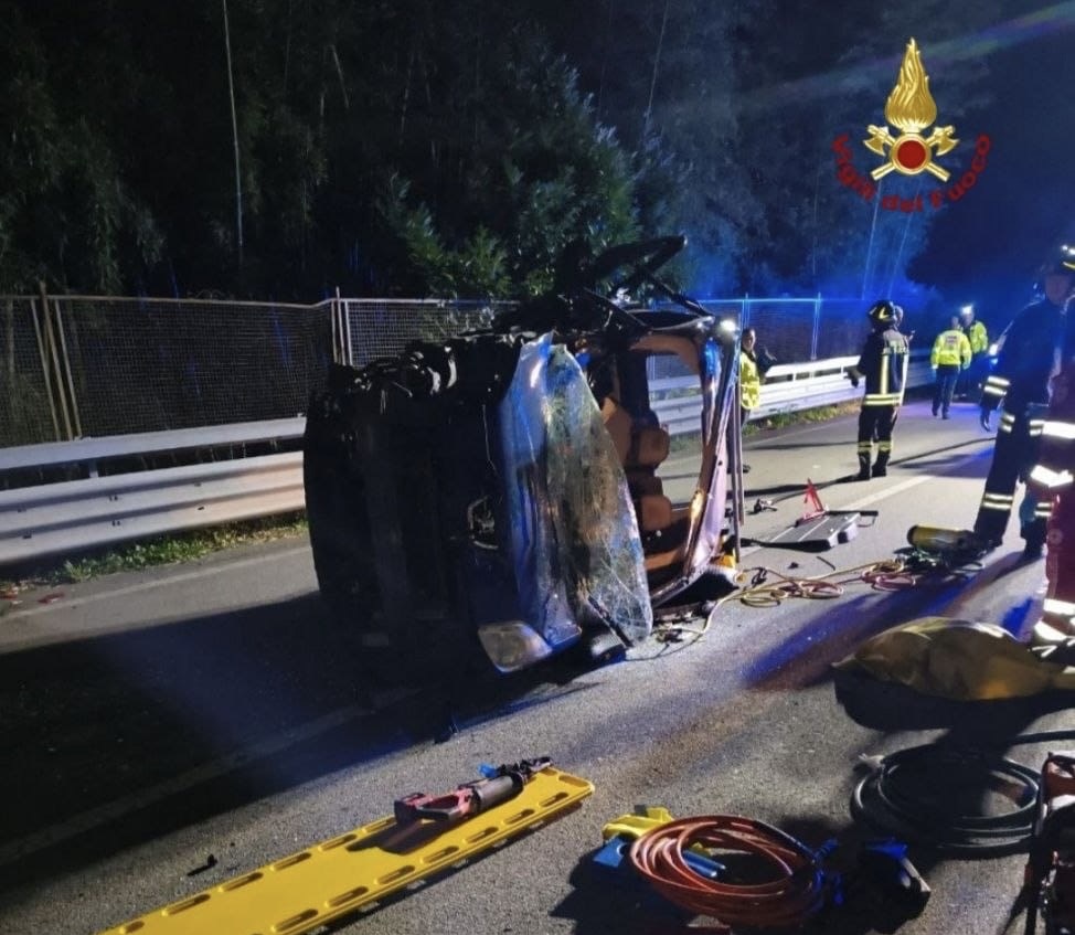 Oggebbio, auto si ribalta sulla Statale 34: conducente estratto dai vigili del fuoco