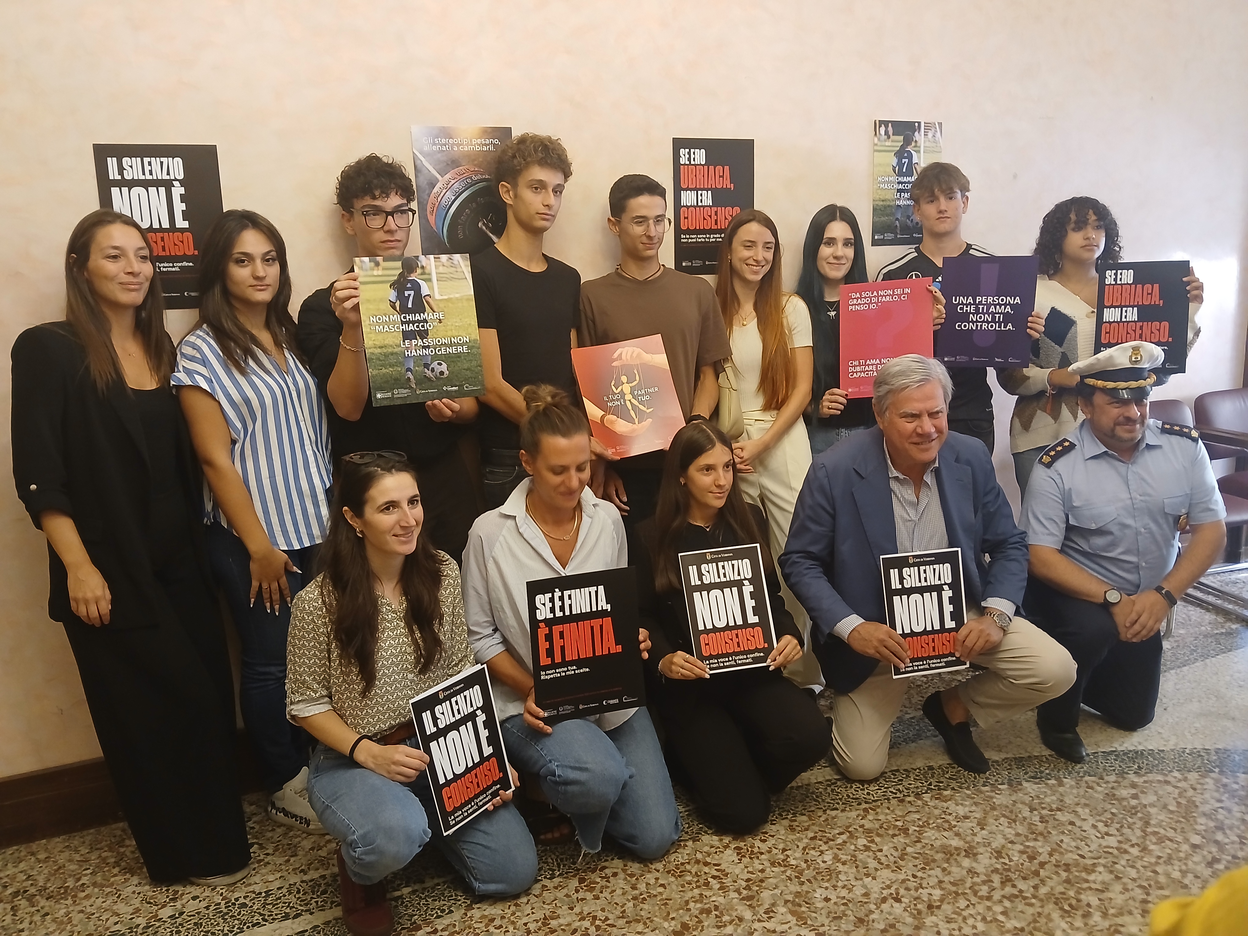 "Lungo i bordi", la campagna grafica pensata dagli studenti per combattere stereotipi e violenza di genere