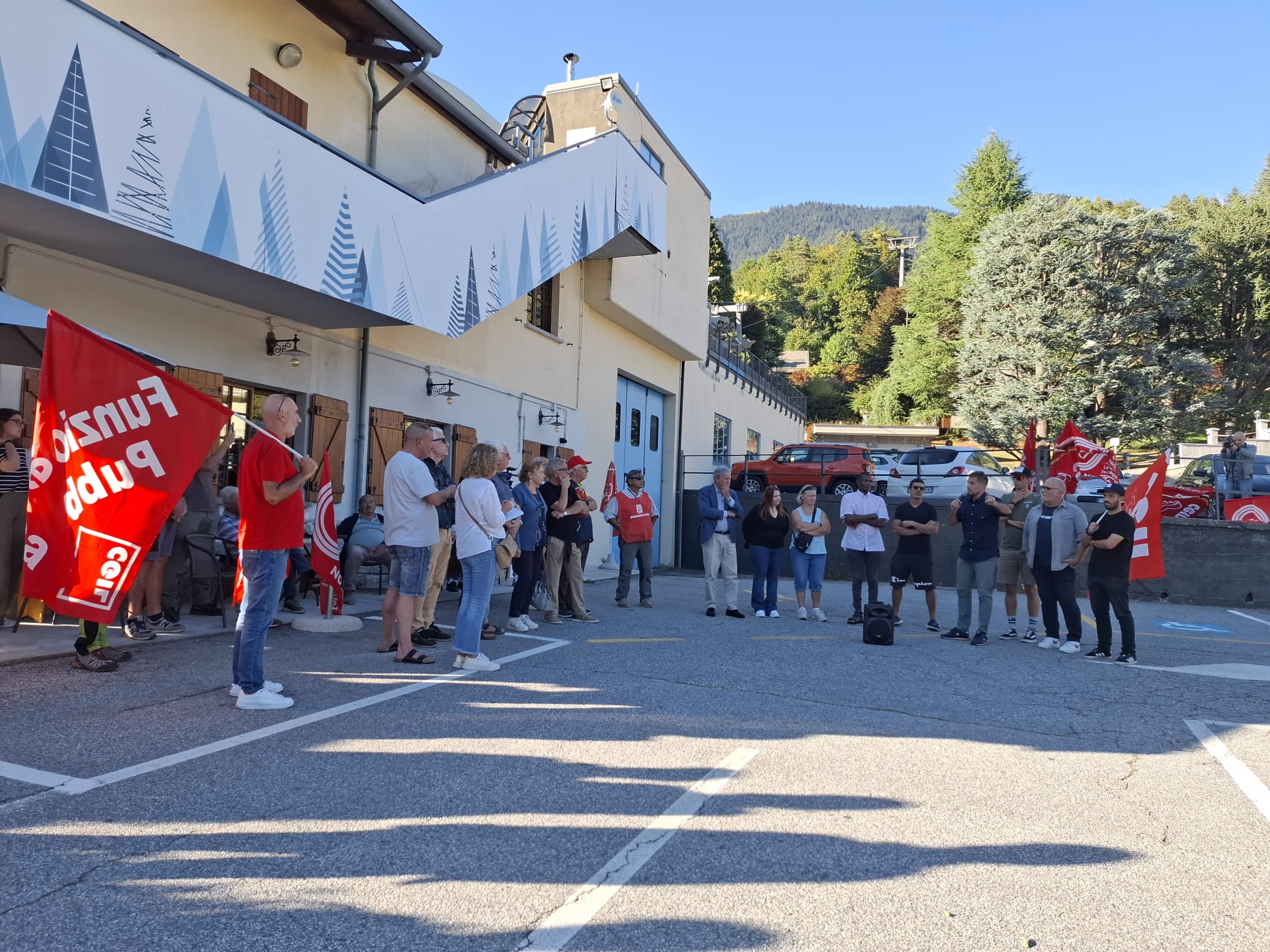Presidio dei lavoratori di V&F alla Piana di Vigezzo con il presidente della Provincia e i sindaci