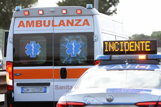 Scontro tra moto e furgone sulla A26: grave una donna di 63 anni
