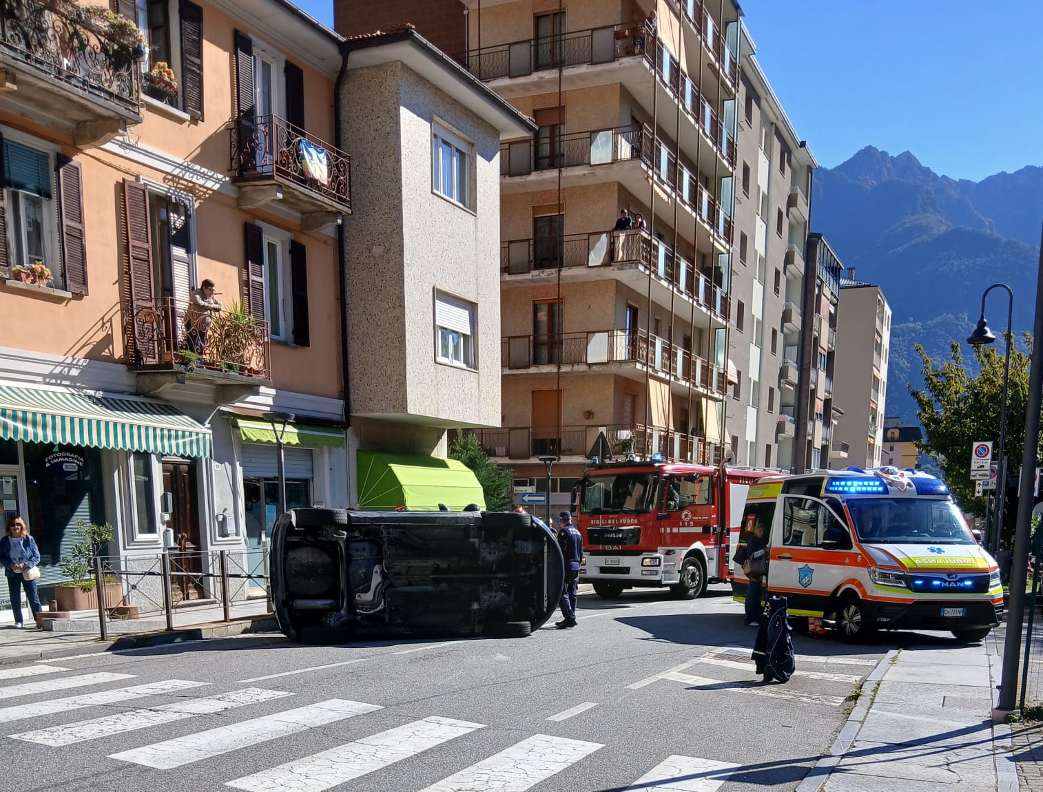 Villadossola, auto si ribalta dopo l’impatto con un veicolo parcheggiato