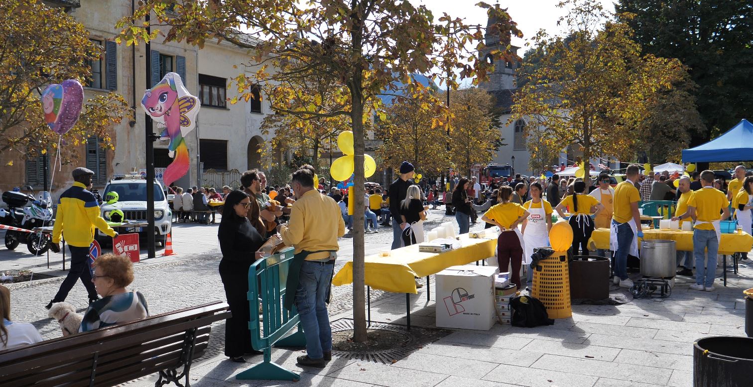Domodossola, successo per il Carnevale d'Autunno in divisa