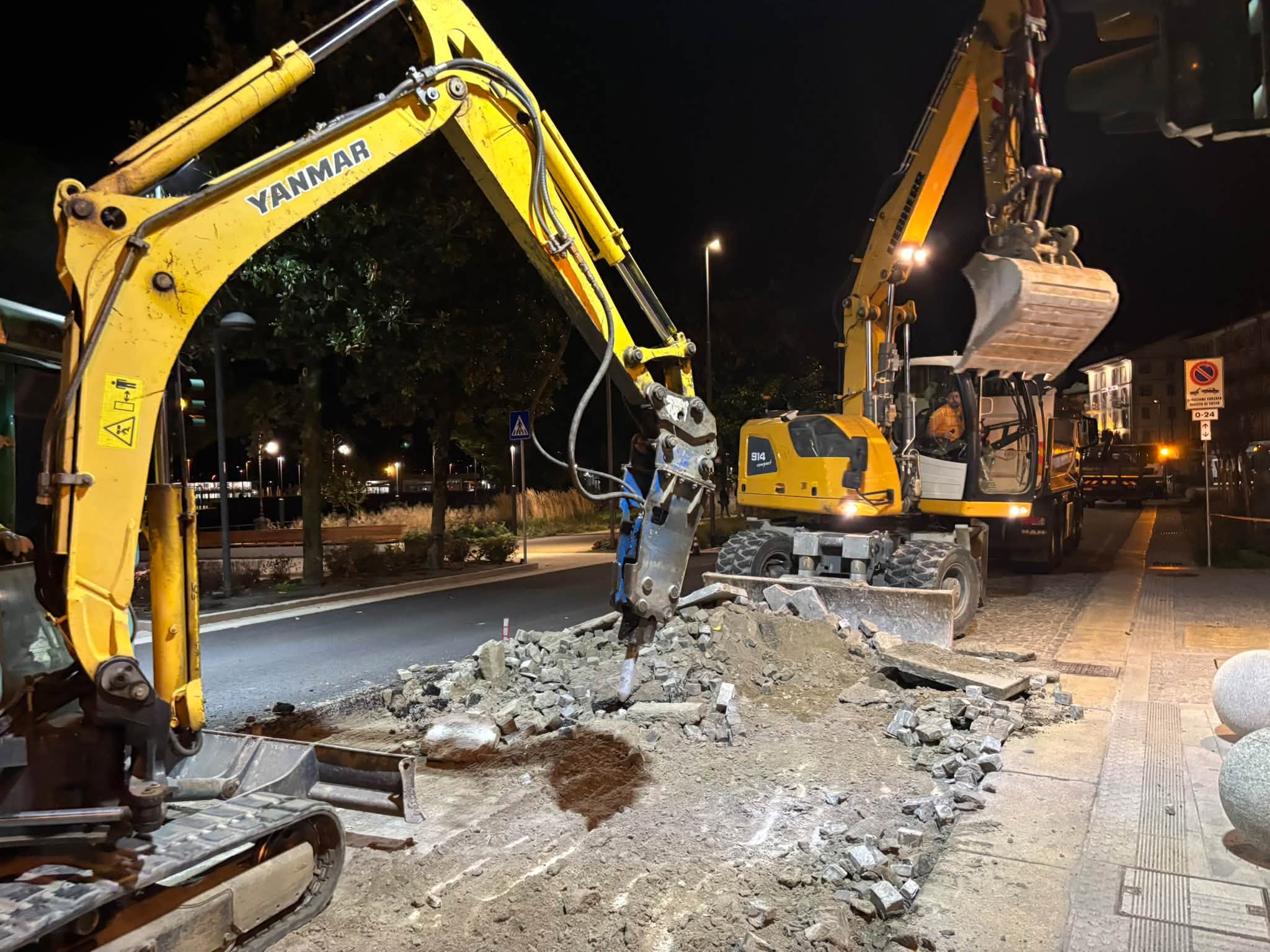 Corso Mameli, asfalti di notte. Si rimuove il lastricato