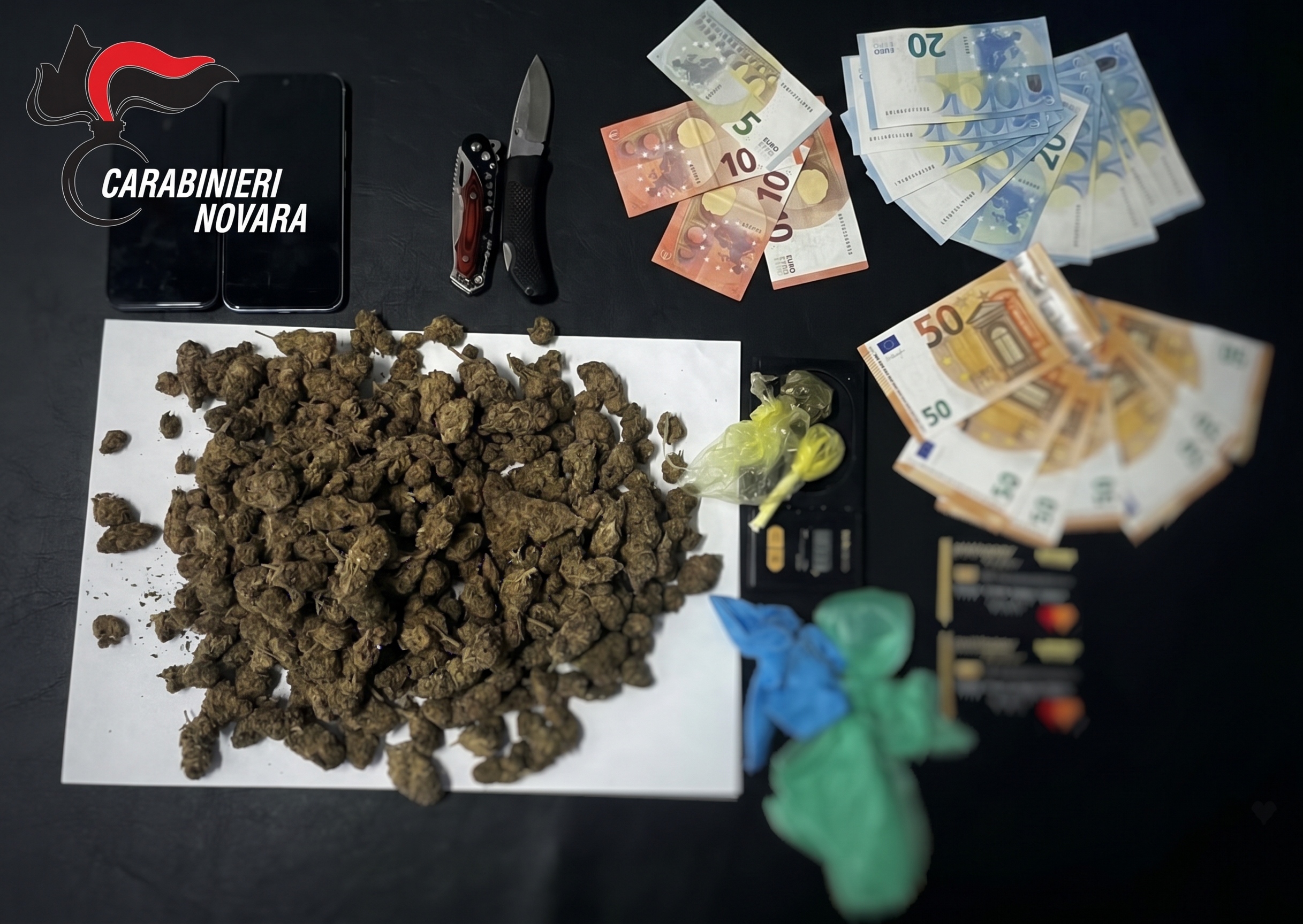 Borgomanero, i Carabinieri sequestrano mezzo chilo di marijuana e due coltelli