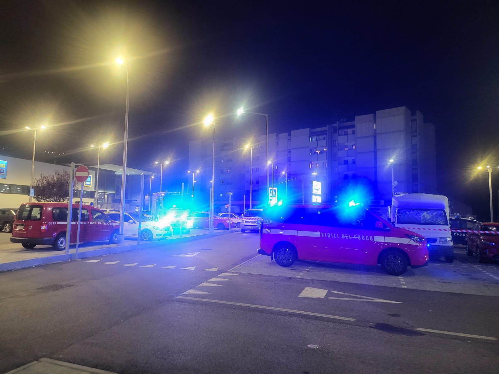 Forze dell'Ordine e Vigili del Fuoco a Gravellona, ritrovato un cadavere all'interno di un camper