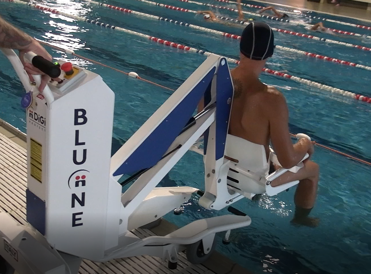 Gara di solidarietà regala alla Uildm Vco un sollevatore per l'accesso in piscina