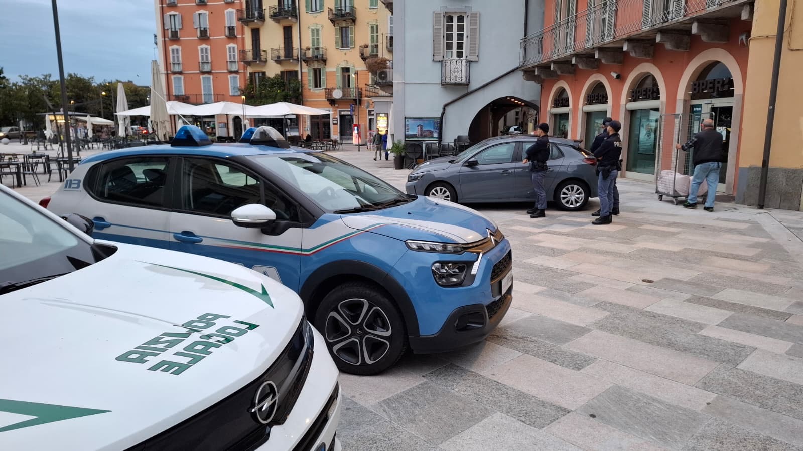 Allarme per il volantino sulla “Rivoluzione a Verbania”: le forze dell’ordine presidiano Intra