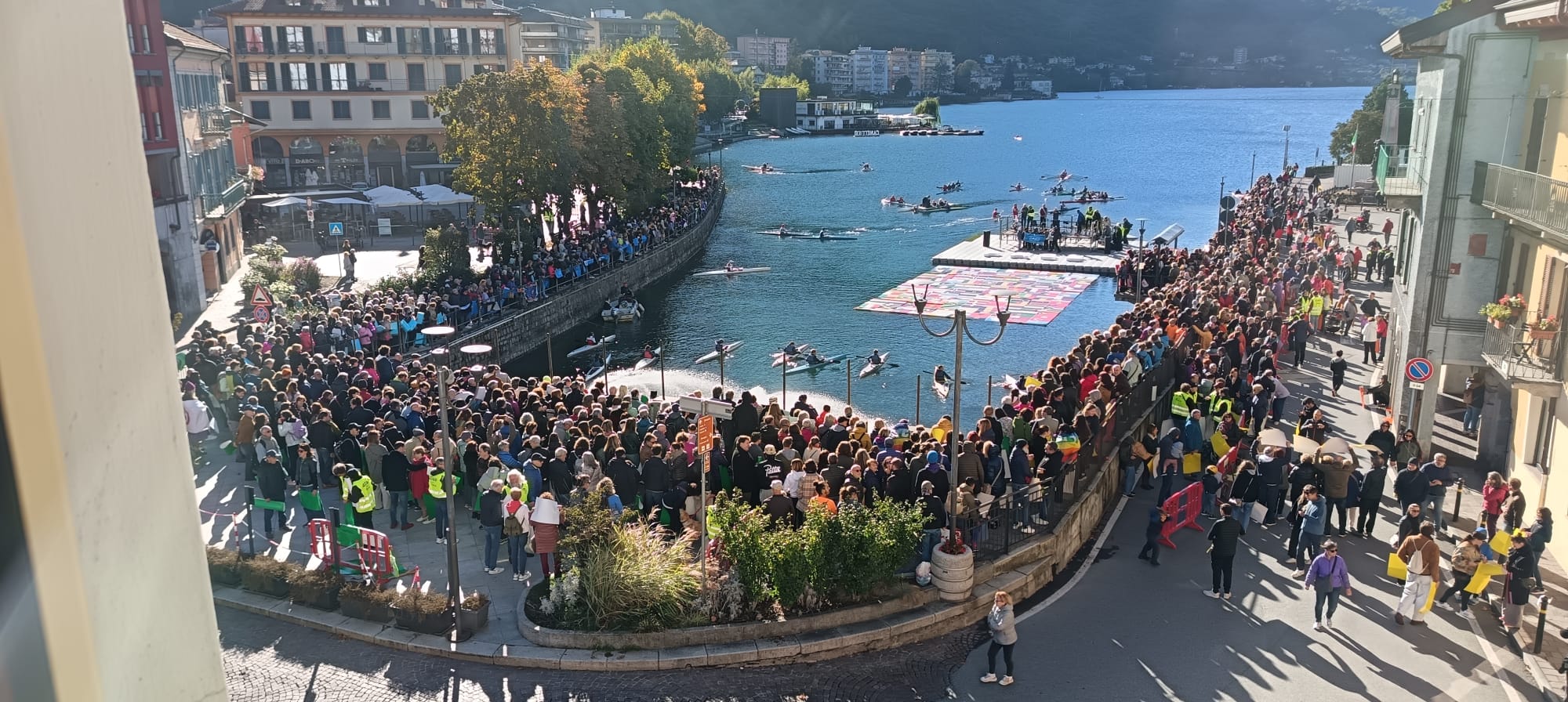 La bandiera umana della pace a Omegna