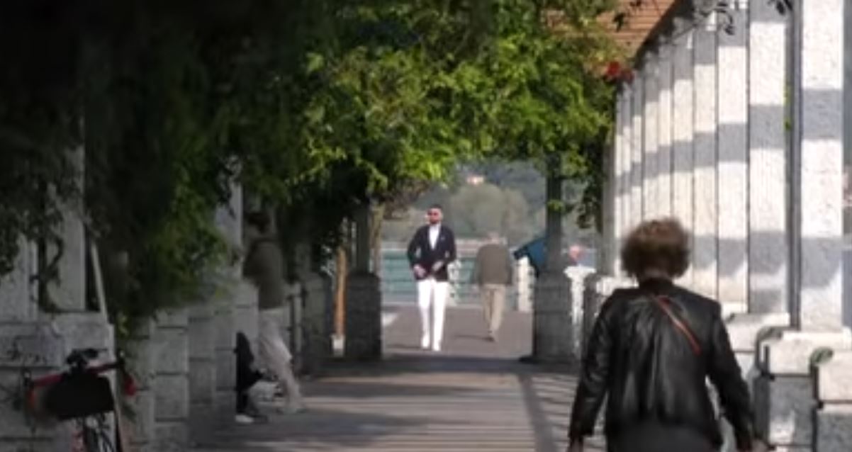Arona, sarà ripulita la pavimentazione della passeggiata del glicine