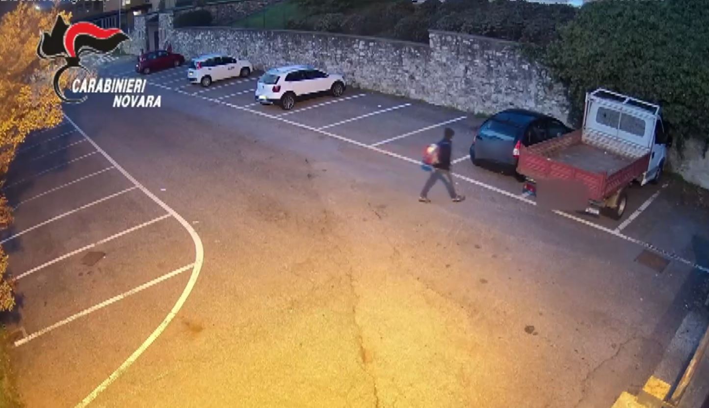 Dà fuoco all'auto della ex in un parcheggio di Gozzano: arrestato ventisettenne residente a Ornavasso
