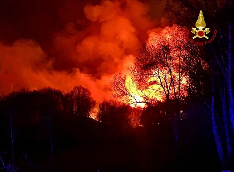 Incendio nei boschi sopra Gignese in località Cascinone, bruciati 25 ettari