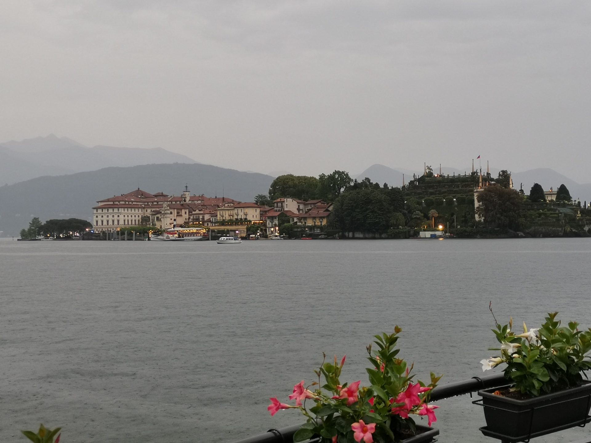 Stresa, parata di stelle sul Lago Maggiore per la sfilata di Louis Vuitton  sull'Isola Bella - La Stampa