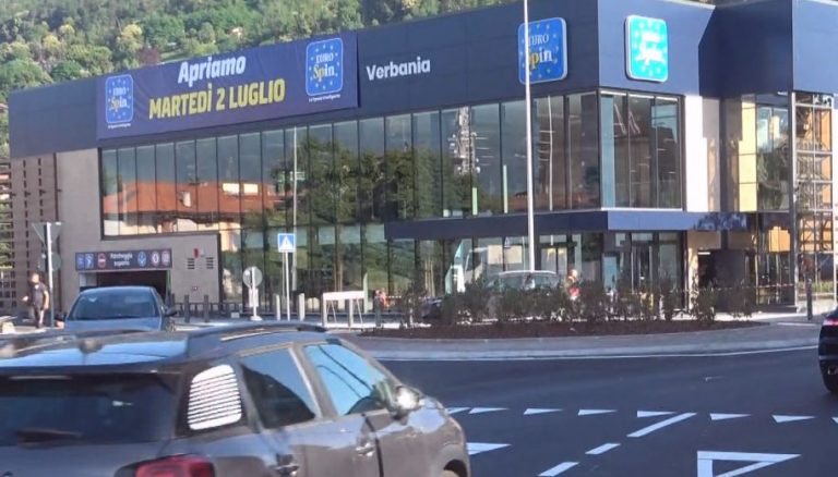 Fa discutere la nuova rotonda davanti al supermercato Eurospin in viale Azari a Pallanza